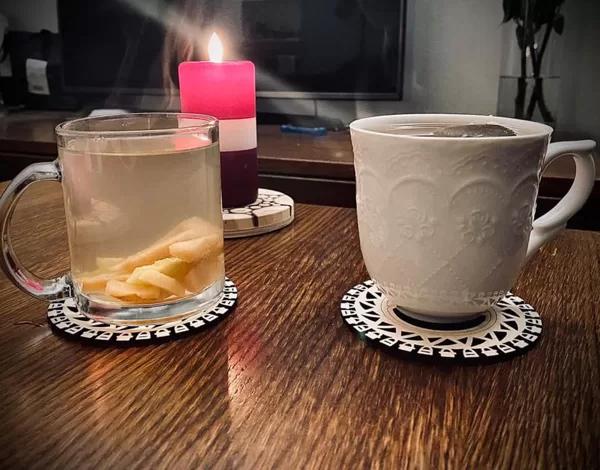 Krūžu paliknīšui ar "Saules rirtms" ornamentu. Foto autore: Lāsma Erharde