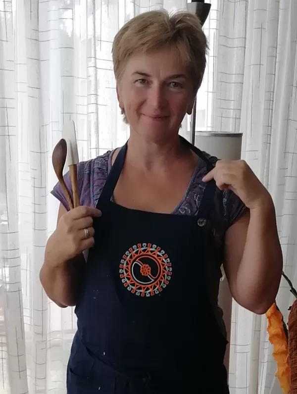 Linu priekšauts ar izšūtu "Saules ritms" ornamentu